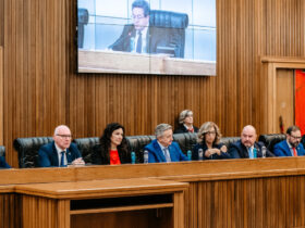 Renzo Testolin insieme ad alcuni consiglieri UV ed AdC nella prima riunione del Consiglio Valle