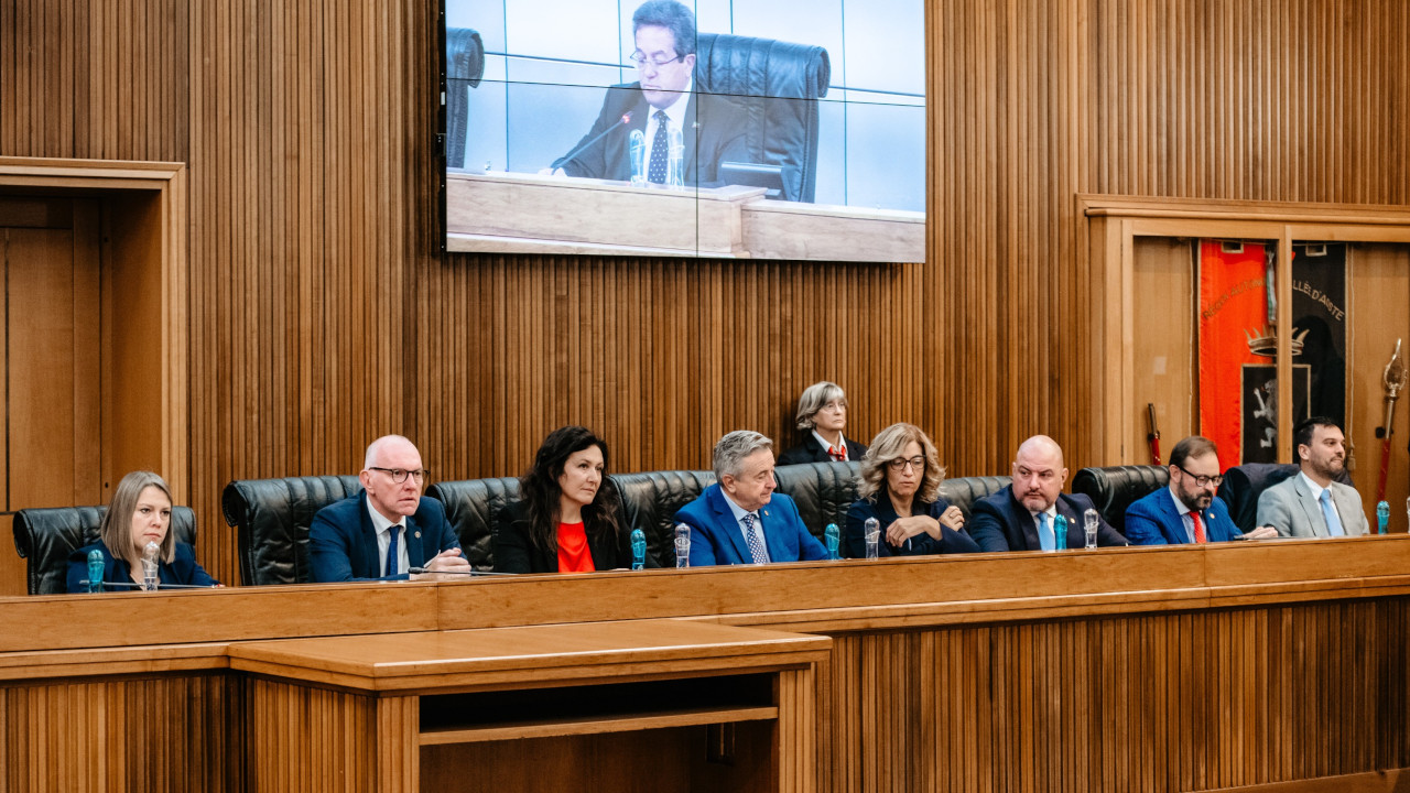 Renzo Testolin insieme ad alcuni consiglieri UV ed AdC nella prima riunione del Consiglio Valle