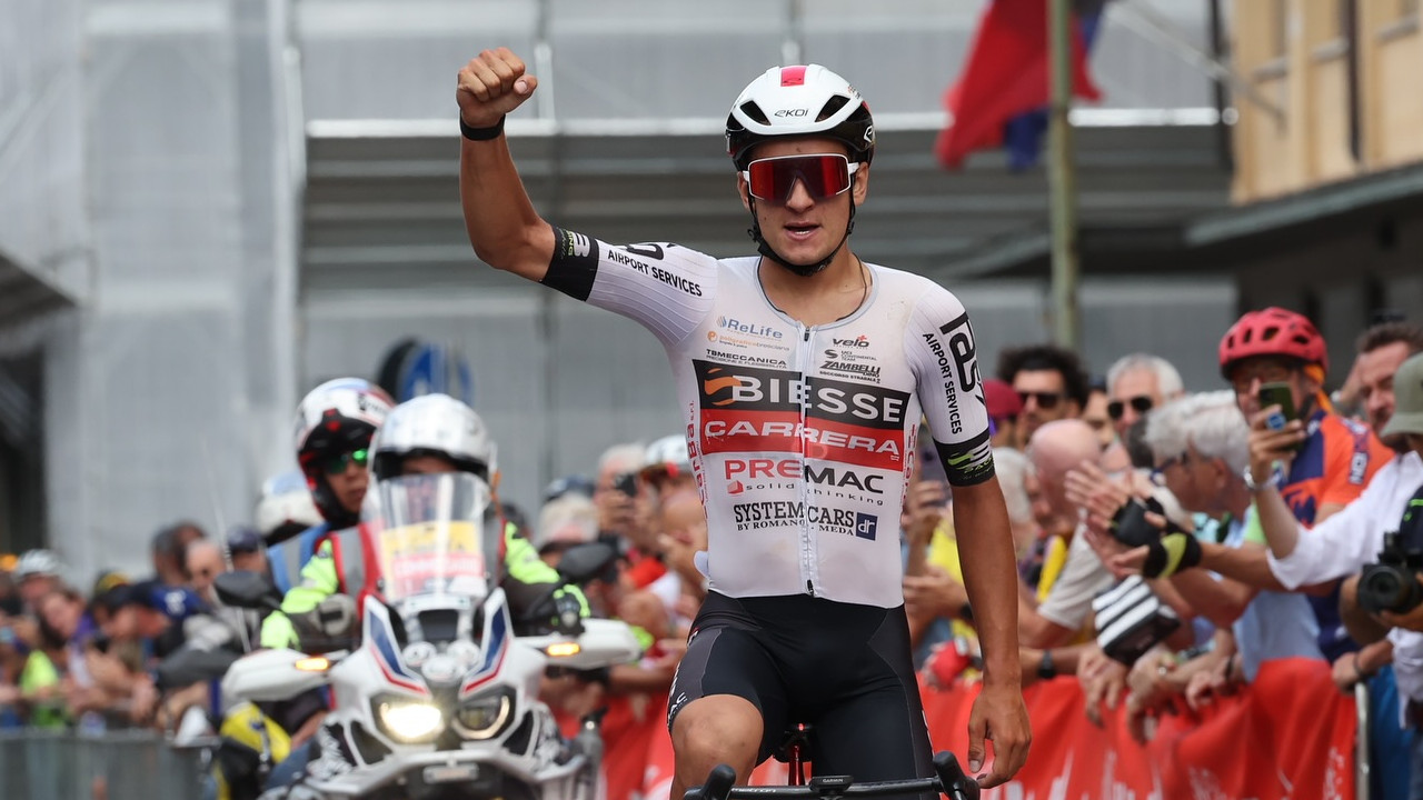 Filippo Agostinacchio al traguardo della prima tappa del 61° Giro ciclistico della Valle d'Aosta