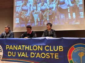 Un momento della cerimonia del premio: al tavolo presidente regionale di Federciclismo Mirko Voyat, Filippo Agostinacchio e Piercarlo Lunardi, presidente del Panathlon Valle d'Aosta