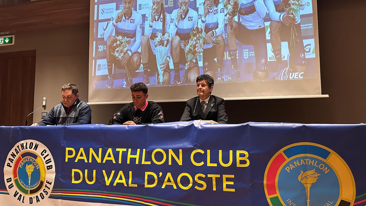 Un momento della cerimonia del premio: al tavolo presidente regionale di Federciclismo Mirko Voyat, Filippo Agostinacchio e Piercarlo Lunardi, presidente del Panathlon Valle d'Aosta