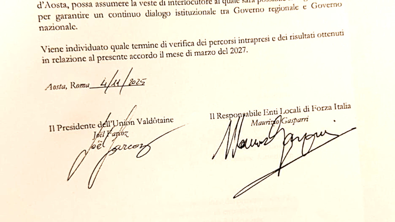 Le firme di Joël Farcoz e di Maurizio Gasparri all'accordo tra Union Valdôtaine e Forza Italia
