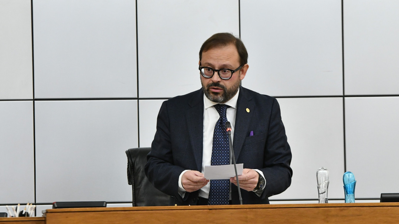 Stefano Aggravi mentre legge il suo discorso di insediamento come nuovo presidente del Consiglio Valle