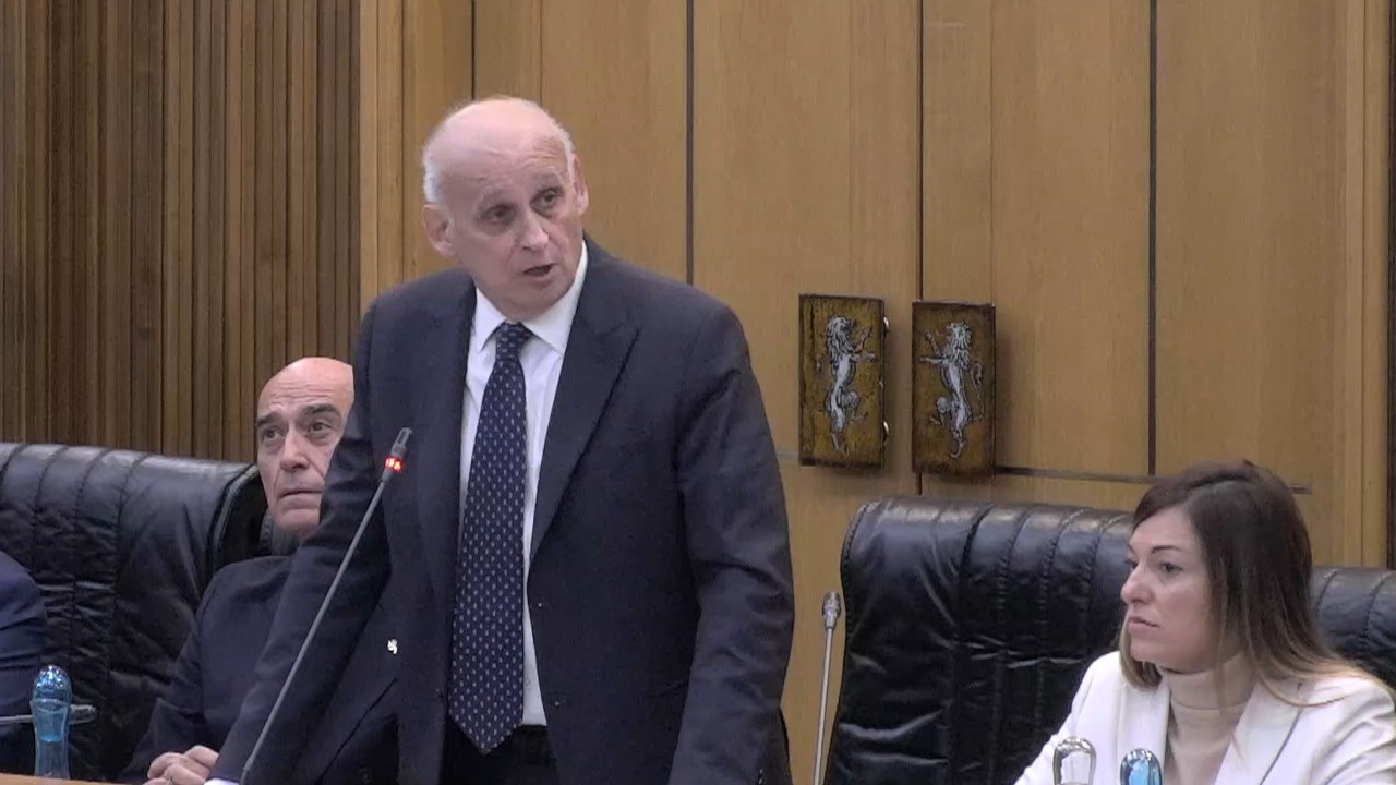 Alberto Zucchi in Consiglio Valle mentre pone la questione pregiudiziale