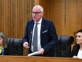 Renzo Testolin tra Josette Borre e Cristina Machet mentre si accingere a leggere il programma di governo