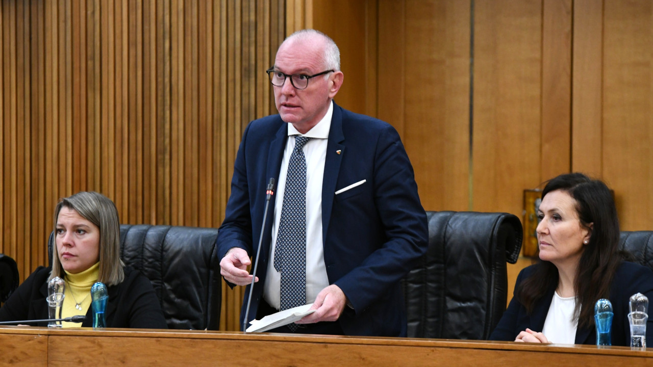 Renzo Testolin tra Josette Borre e Cristina Machet mentre si accingere a leggere il programma di governo