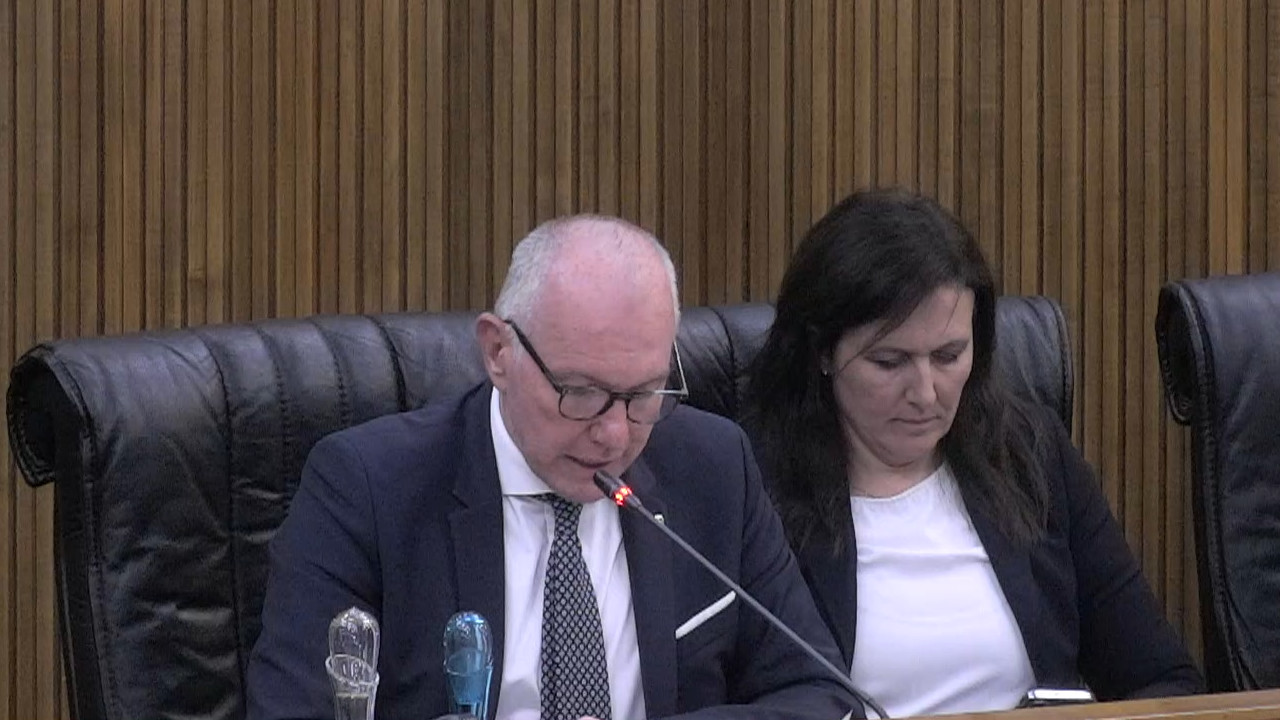 Renzo Testolin impegnato nella lettura del programma di governo