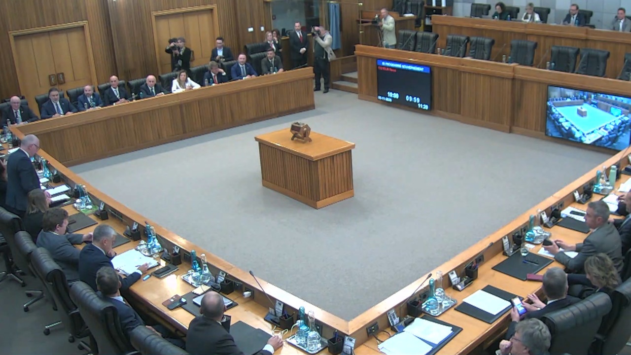 L'aula del Consiglio Valle durante la lettura del programma di governo di Renzo Testolin