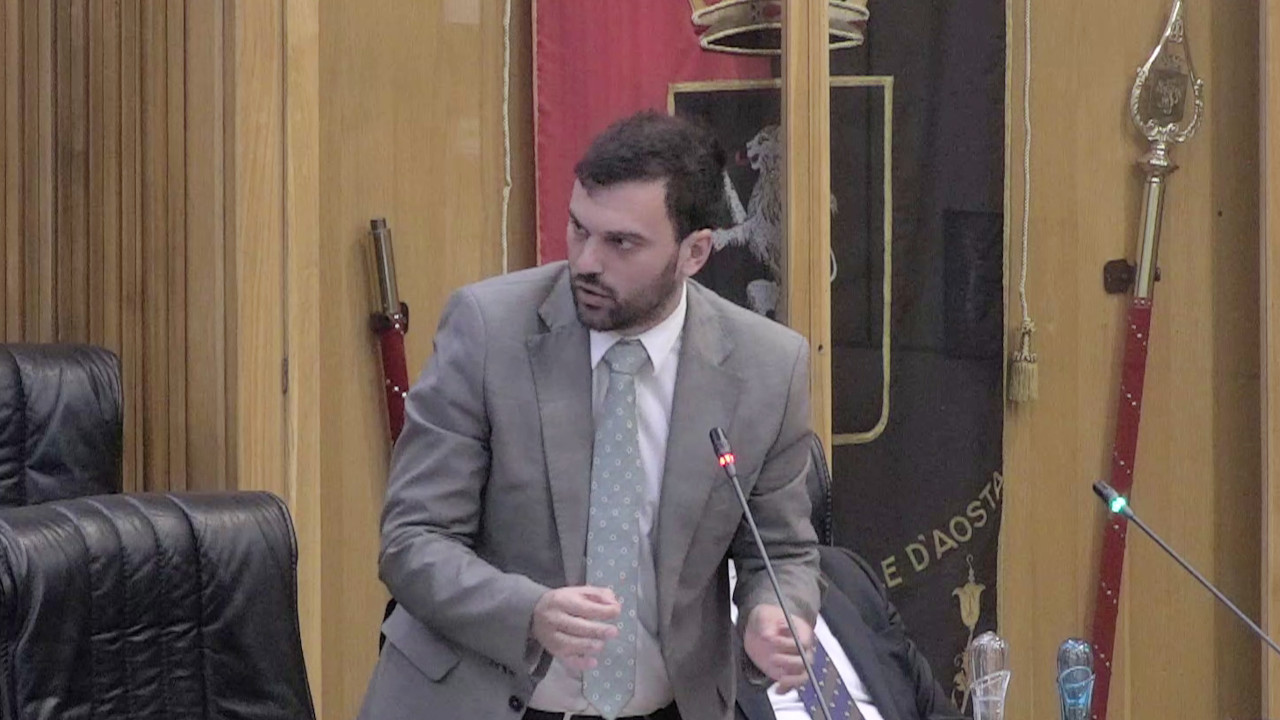 Marco Carrel in Consiglio Valle mentre si rivolge a Renzo Testolin