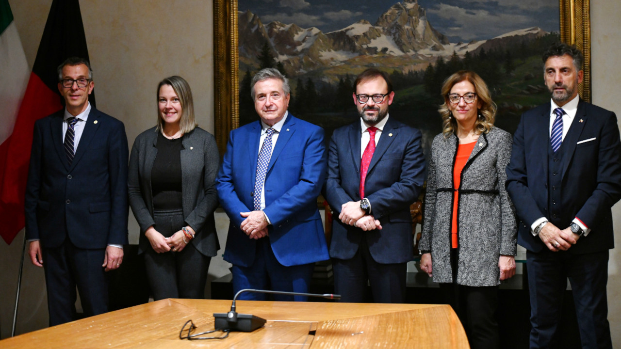I presidenti delle Commissioni con il presidente del Consiglio Valle: Corrardo Jordan. Josette Borre, Marco Viérin, Stefano Aggravi, Luisa Trione e Marco Sorbara