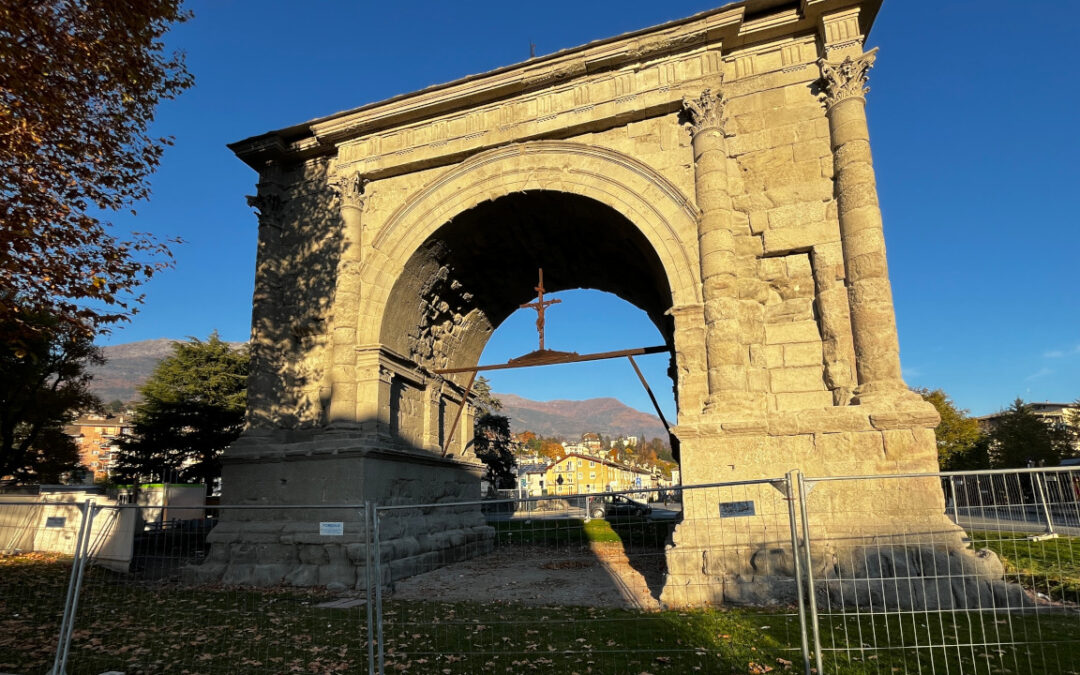 L’Arco d’Augusto è tornato visibile: smontati i ponteggi dopo 15 mesi. Il restauro ripartirà in primavera