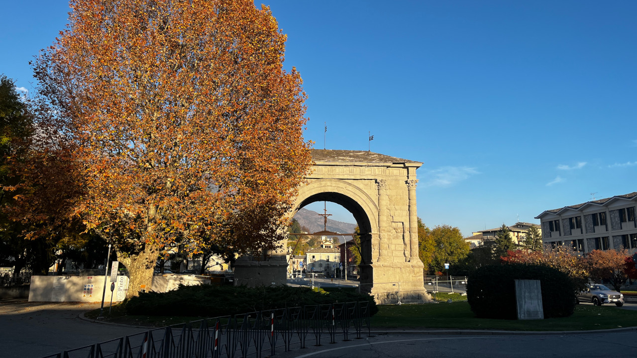 Piazza Arco d'Augusto con il monumento riapparso