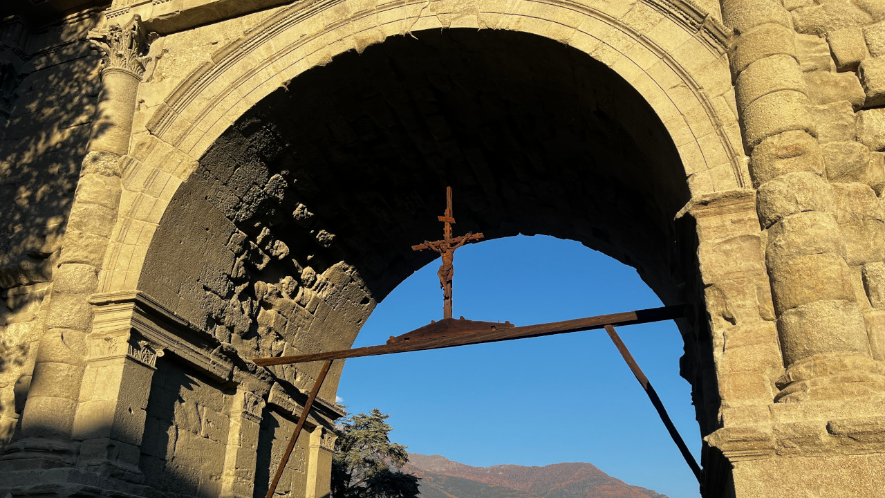 Il dettaglio della zona centrale dell'Arco d'Augusto