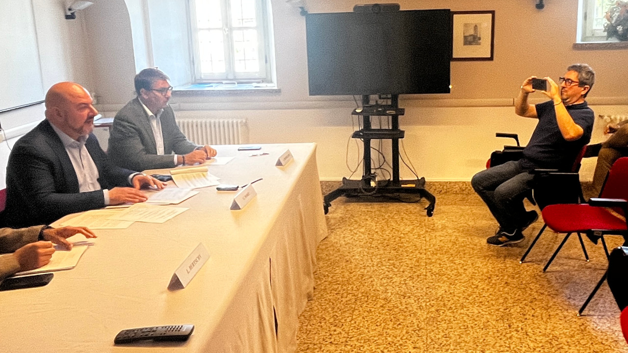 Flavio Serra mentre fotografa Carlo Marzi ad una conferenza stampa