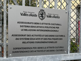 Il cartello con la precedente denominazione dell'Assessorato regionale all'istruzione
