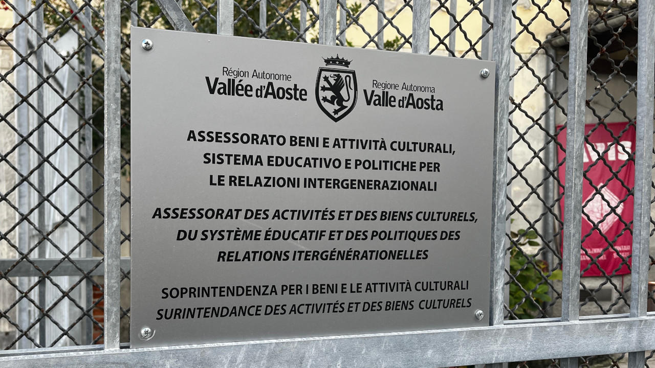 Il cartello con la precedente denominazione dell'Assessorato regionale all'istruzione