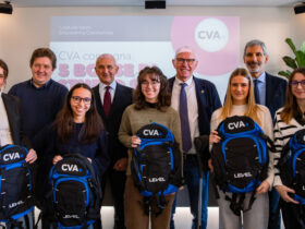 Le cinque vincitrici delle borse di studio Stem di CVA, Marta Ratto, Elisa Charles, Misia Ugonino-Gralino, Margot Pecoraro e Marta Gerbaz e, dietro di loro, Erik Lavevaz, assessore regionale all'istruzione e cultura, Giovanni Aliboni, presidente CVA, Renzo Testolin, presidente della Regione ed Enrico De Girolamo, direttore generale CVA