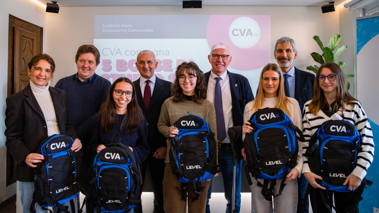 Le cinque vincitrici delle borse di studio Stem di CVA, Marta Ratto, Elisa Charles, Misia Ugonino-Gralino, Margot Pecoraro e Marta Gerbaz e, dietro di loro, Erik Lavevaz, assessore regionale all'istruzione e cultura, Giovanni Aliboni, presidente CVA, Renzo Testolin, presidente della Regione ed Enrico De Girolamo, direttore generale CVA