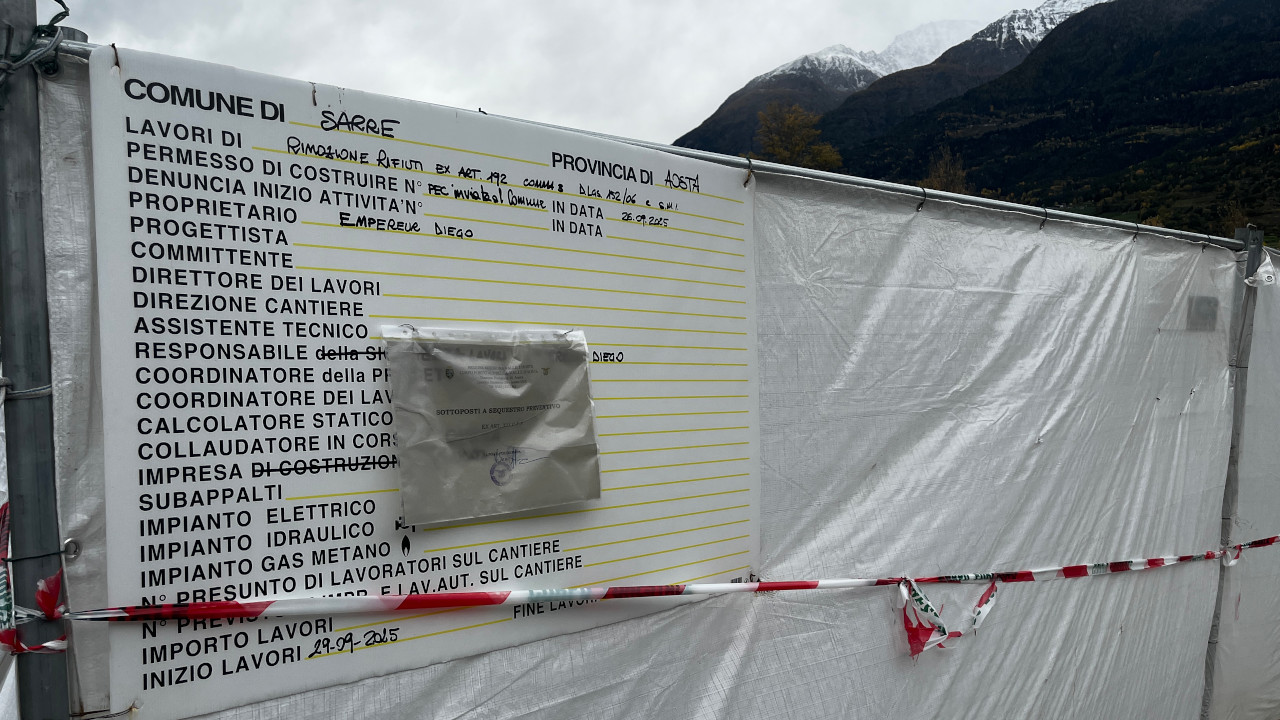 Il cartello di sequestro nell'area a Sarre