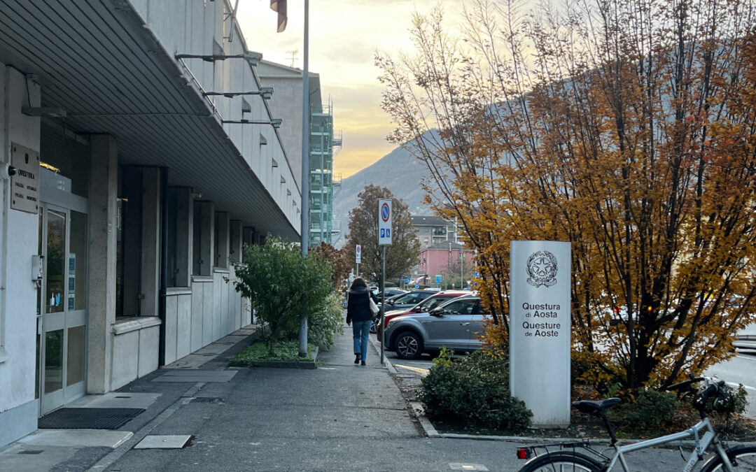 Chiede un ultimo incontro, lei gli dà appuntamento sotto la Questura. Lui la aggredisce: arrestato