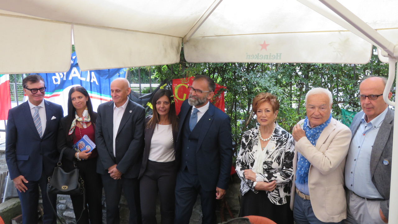 Giovanni Girardini con Sonia Furci ed i leader del centrodestra valdostano, Orlando Navarra, Emily Rini, Alberto Zucchi, Marialice Boldi, Piero Vicquéry ed Elso Gerandin