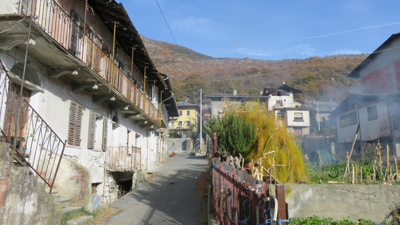 Il caseggiato in località Seran a Quart dove abitava la vittima