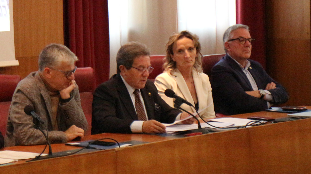 Mauro Baccega mentre spiega i contenuti dei documenti finanziari