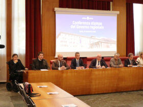 La nuova Giunta regionale durante la sua prima conferenza stampa