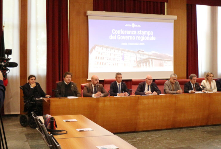 La nuova Giunta regionale durante la sua prima conferenza stampa