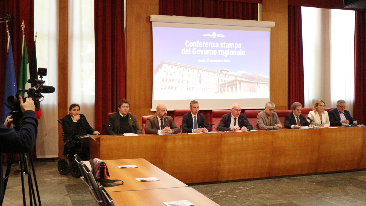 La nuova Giunta regionale durante la sua prima conferenza stampa