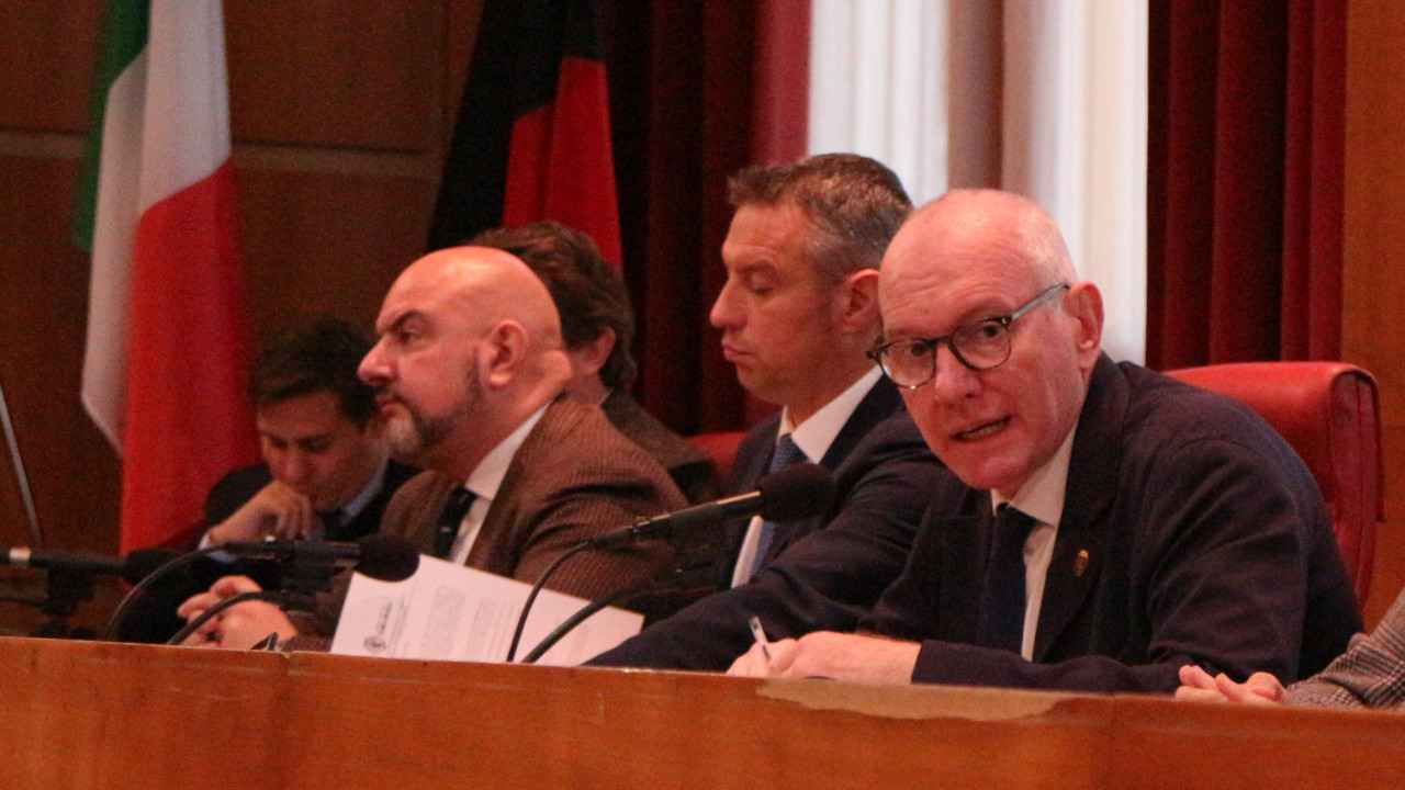 Renzo Testolin durante il primo incontro ufficiale con i giornalisti da nuovo presidente della Regione