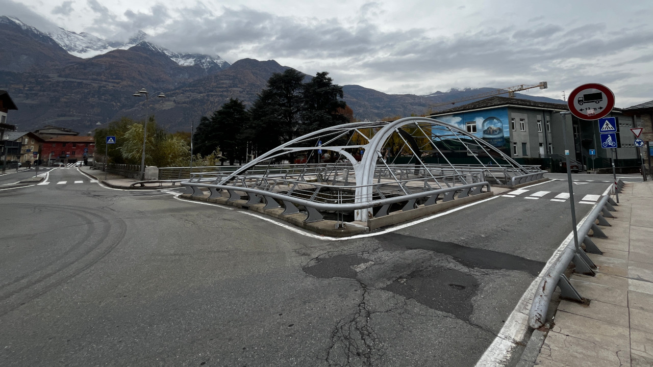 Il ponte 'bianco' (ex 'grigio') sul torrente Buthier, ad Aosta