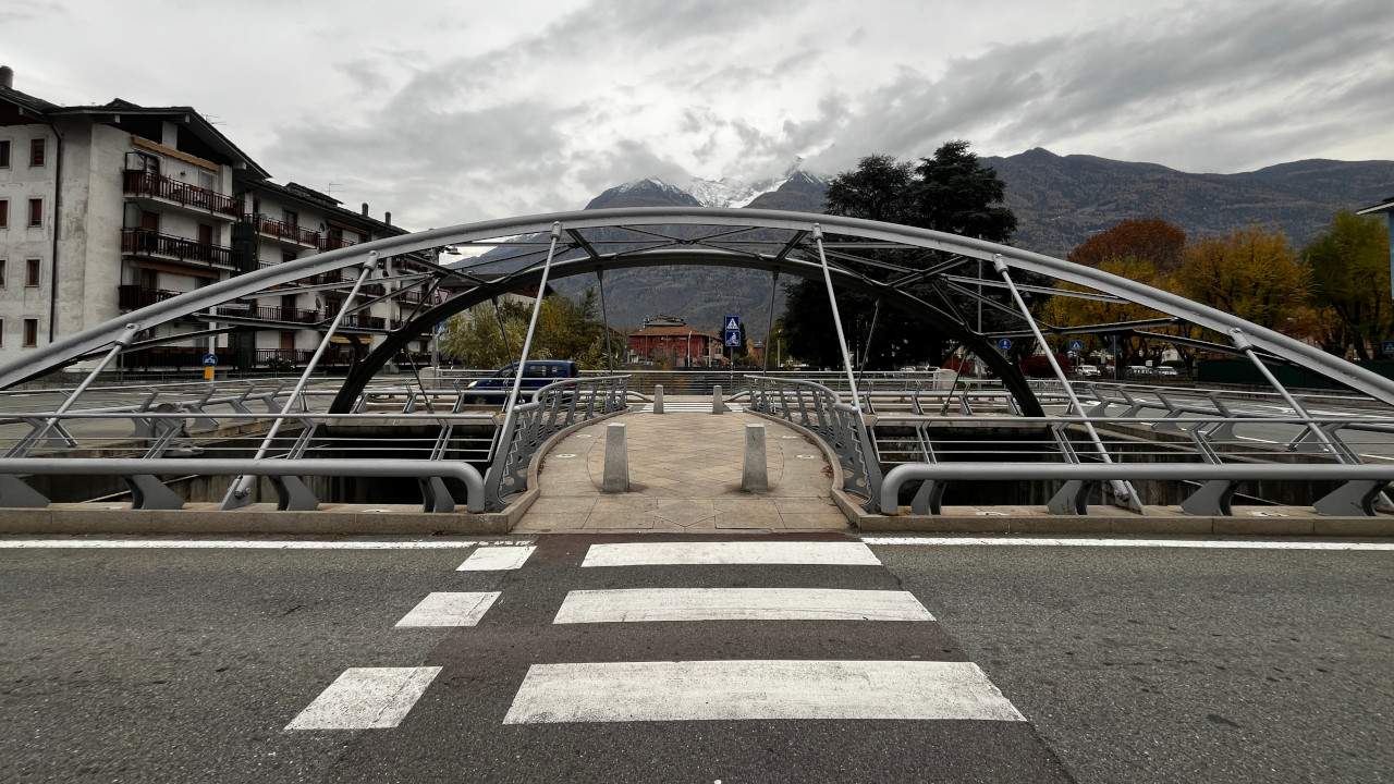 Il passaggio pedonale sul ponte 'bianco' sul torrente Buthier, ad Aosta