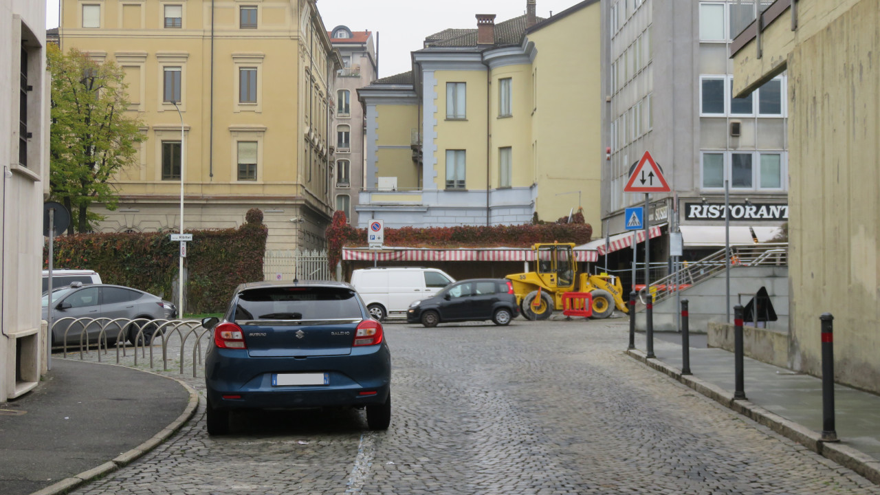 Auto parcheggiate nella zona di via Ribitel
