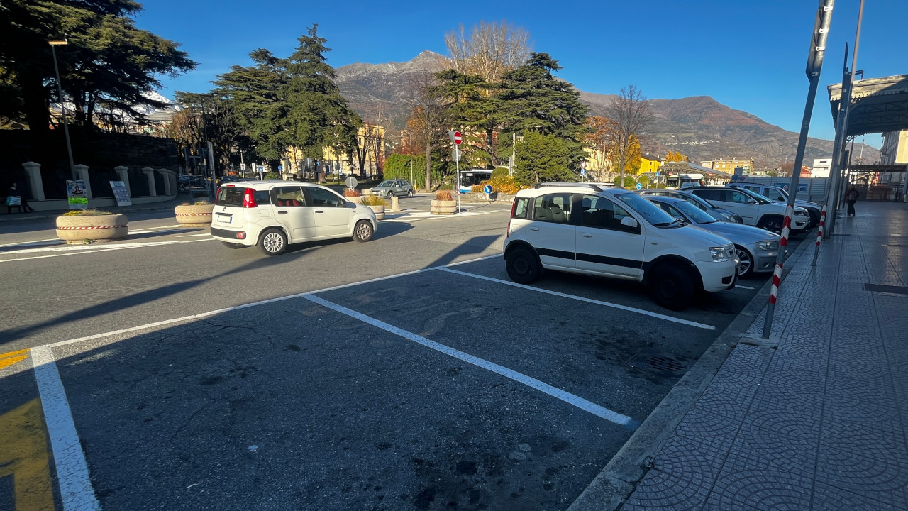 Gli stalli bianchi in piazza Manzetti, nelle immediate vicinanze di via Conseil de Commis