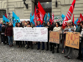 La manifestazione dei lavoratori Telecontact davanti al Municipio di Ivrea