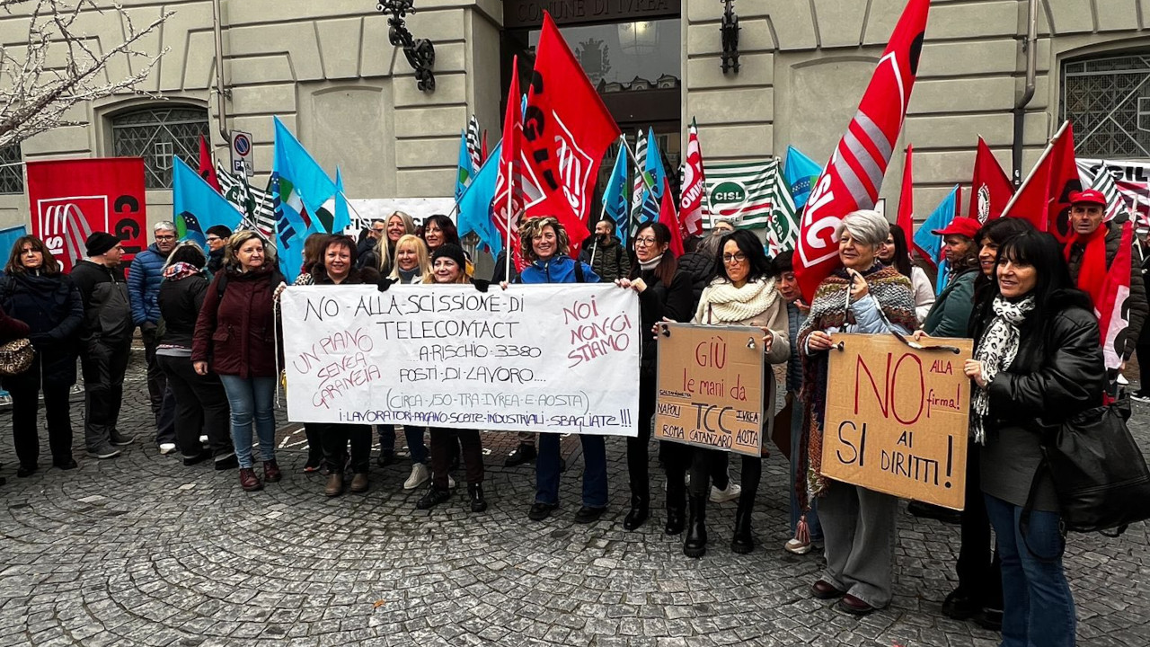 La manifestazione dei lavoratori Telecontact davanti al Municipio di Ivrea