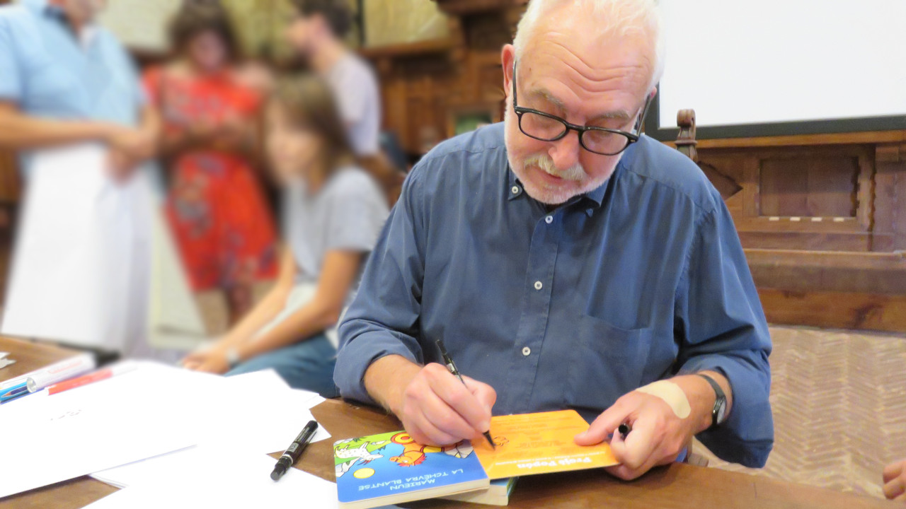 Francesco Tullio Altan mentre firma un albo di Projet Popon