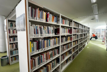 Scaffali di libri nella biblioteca regionale di Aosta