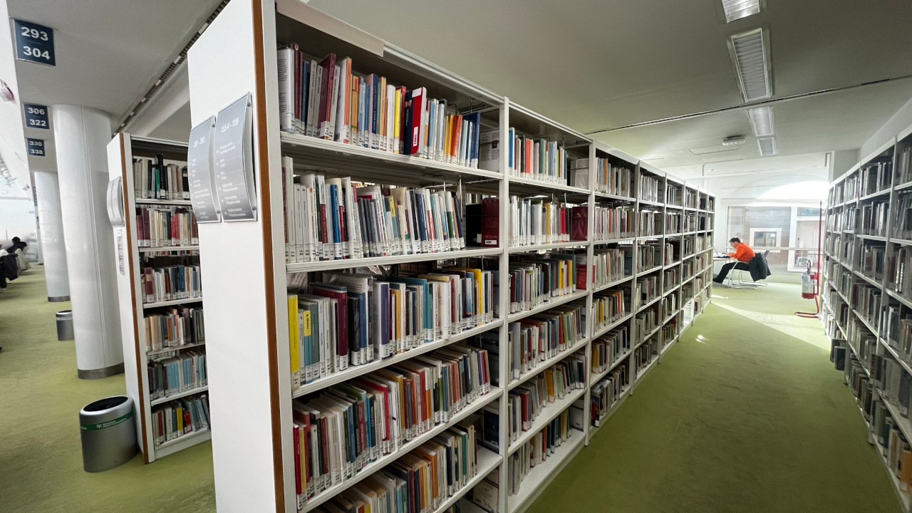 Scaffali di libri nella biblioteca regionale di Aosta