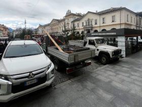 Piazza Chanoux durante l'allestimento del Marché vert noël