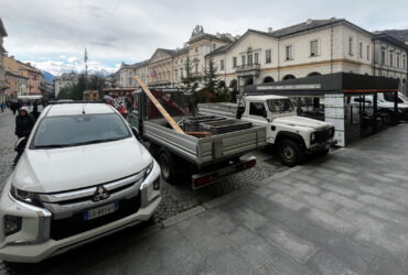 Piazza Chanoux durante l'allestimento del Marché vert noël
