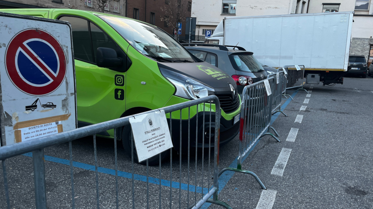 I parcheggi riservati agli espositori del marché in piazza Plouves ad Aosta