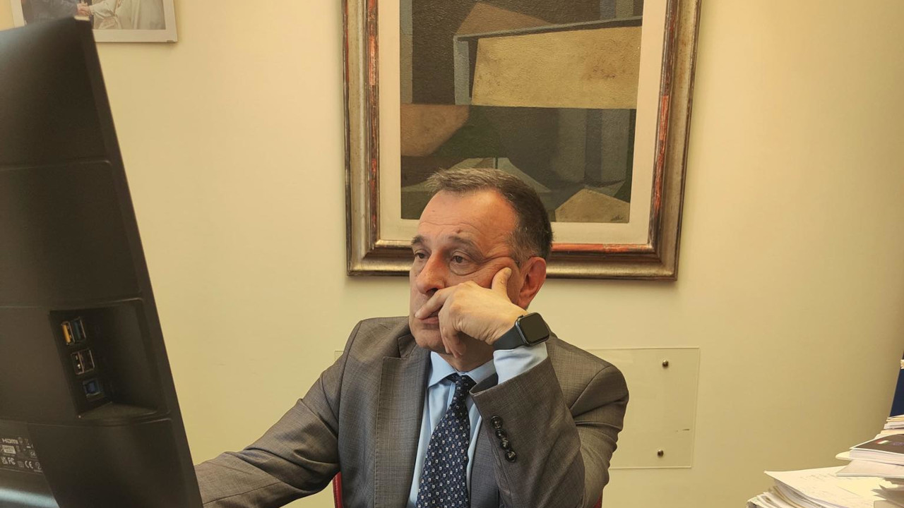 Il deputato Franco Manes al computer