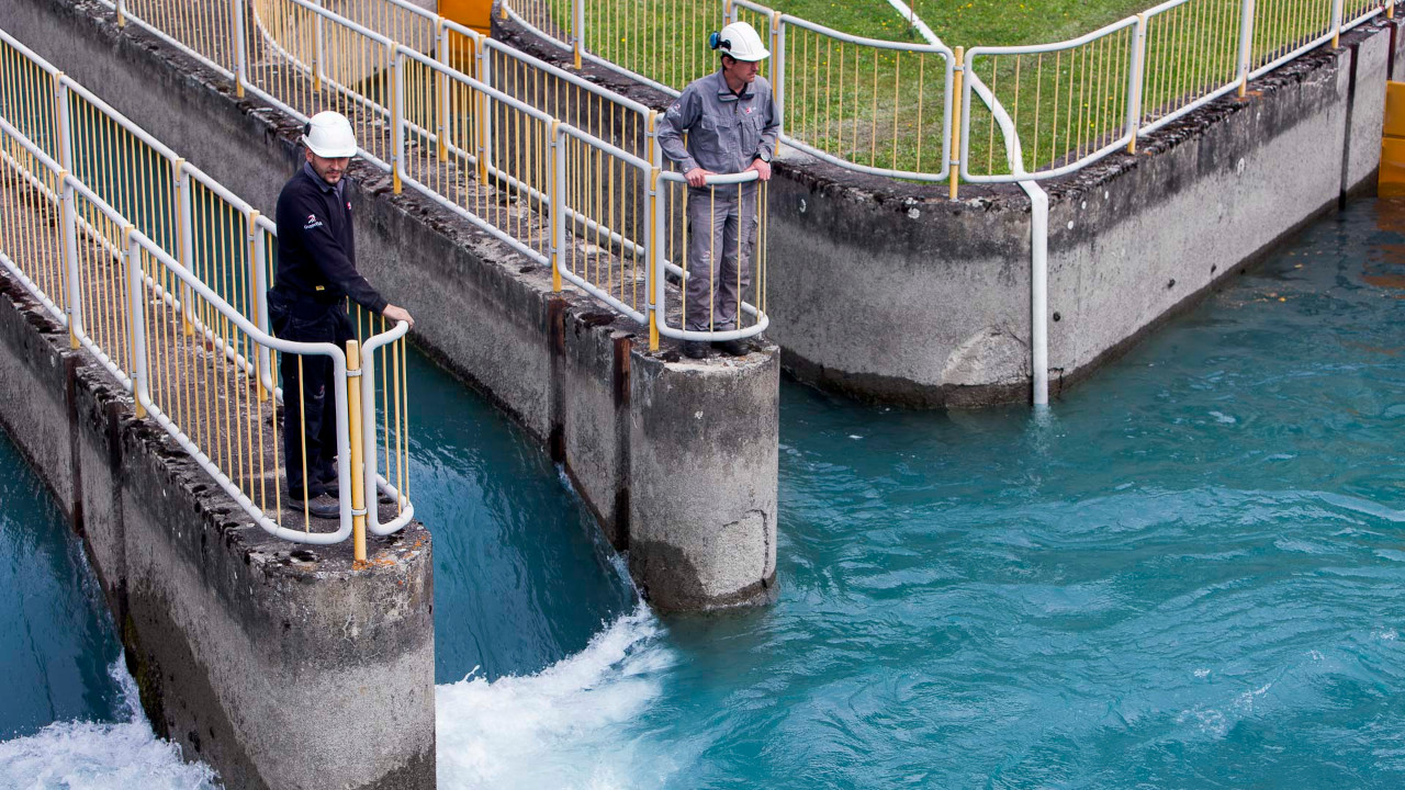 Operai al lavoro nella centrale idroelettrica di Valpelline