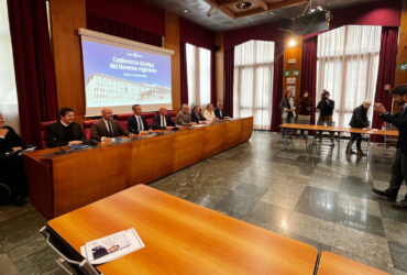 Emanuele Burzio scatta una foto alla Giunta regionale durante la prima conferenza stampa