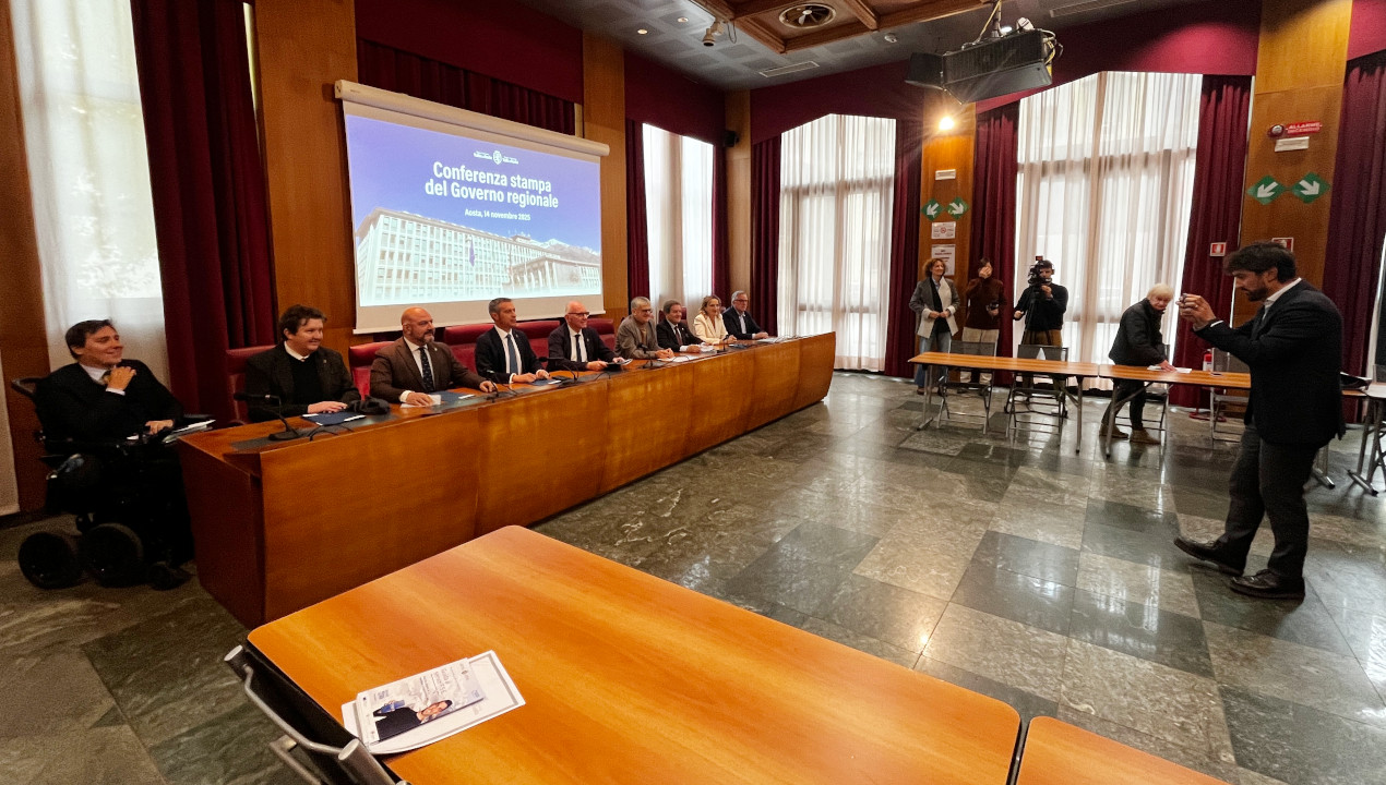 Emanuele Burzio scatta una foto alla Giunta regionale durante la prima conferenza stampa