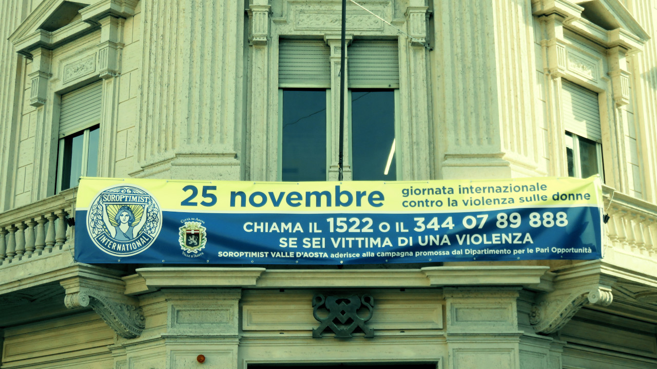 Lo striscione del Soroptimist International installato in piazza Chanoux ad Aosta
