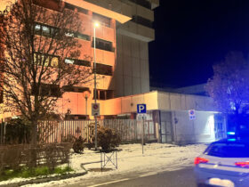 La Questura di Aosta illuminata d'arancione per la Giornata internazionale per l'eliminazione della violenza contro le donne