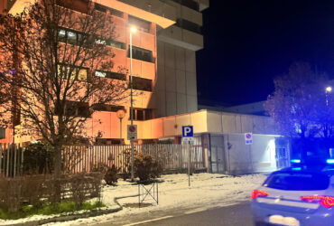 La Questura di Aosta illuminata d'arancione per la Giornata internazionale per l'eliminazione della violenza contro le donne